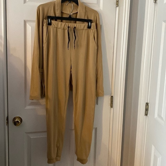 Women suit - Picture 1 of 5